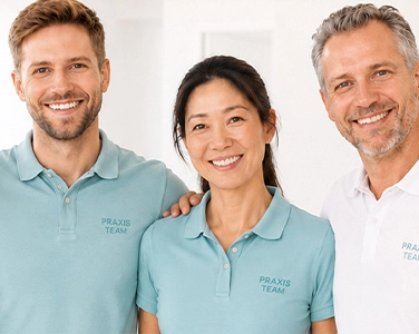 Mitarbeiter einer Arzt-Praxis mit Team-Shirts