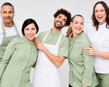 Mitarbeiter im Einzelhandel mit Team-Bekleidung