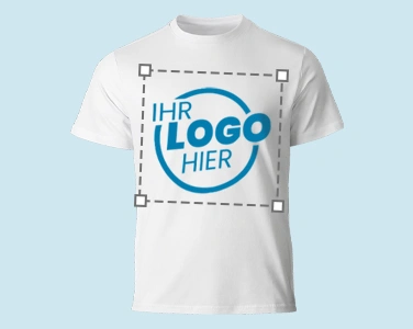 Individuell bedrucktes T-Shirt auf blauem Hintergrund