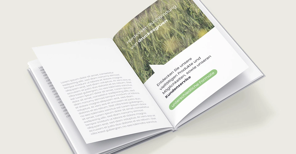 Aufgeschlagenes Hardcover-Buch