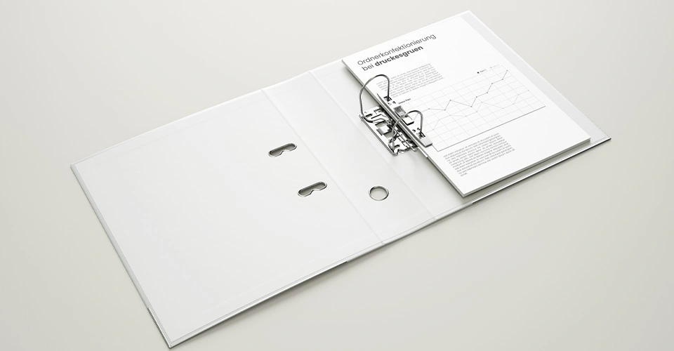 Geöffneter Aktenordner mit konfektioniertem Inhalt