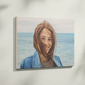Foto einer Frau mit Strohhut vor Architektur, auf Holz aufgezogen