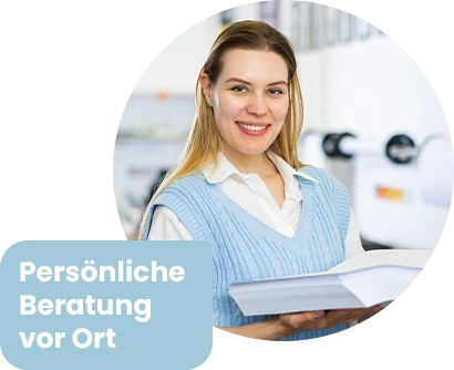 Filialleiterin mit blauem Pollunder in sedruck Copyshop in Halle