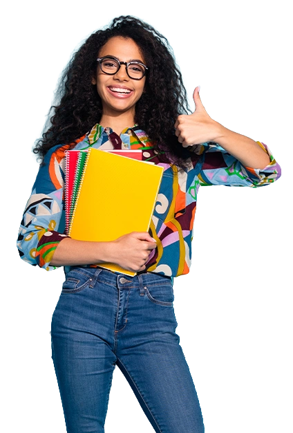 Junge Frau mit langen, lockigen Haaren und Brille hält Drahtringbindungen im Arm und zeigt Daumen hoch