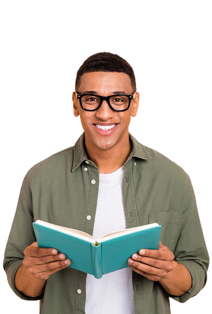 Junger Mann mit kurzen Haaren und Brille blättert in Hardcover-Buch