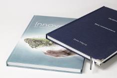 Fotobuch-Hardcover in blauem Leinen und mit Cover-Aufdruck