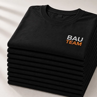 Stapel von schwarzen T-Shirts mit individuellem Logo-Druck