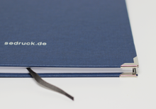 Hardcover blau mit Leseband, Prägung & Buchecken
