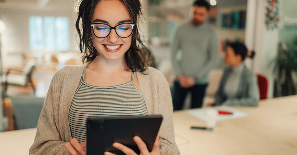 Studentin bestellt Abschlussarbeit online per Tablet