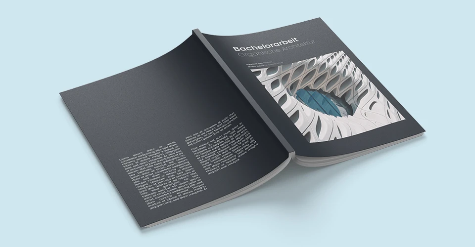 Bachelorarbeit als Softcover-Klebebindung mit individuellem Aufdruck auf blauem Hintergrund