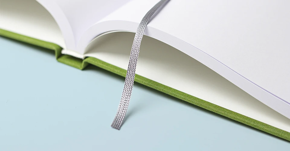 Hardcover-Buch mit Leseband und grünem Leineneinband in Detailansicht