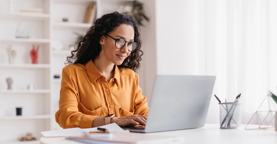 Kundin am Schreibtisch lässt sich zur Broschüre beraten