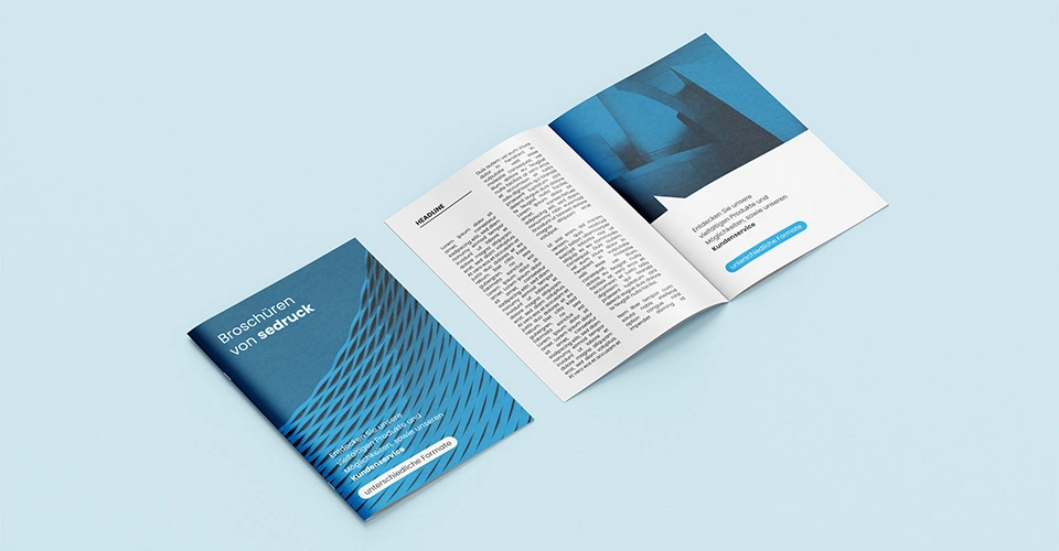 Zwei aufgeschlagene Broschüren nebeneinadner liegend