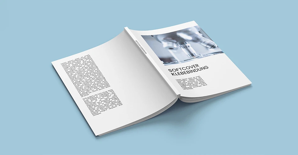 Aufgeschlagene Softcover-Klebebindung mit Rücken nach oben