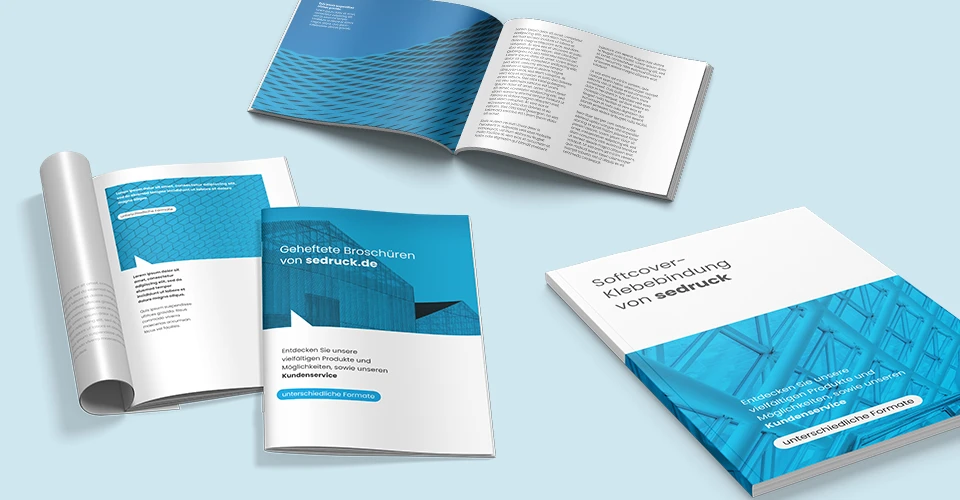 Verschiedene Broschüren nebeneinander auf blauem Hintergrund