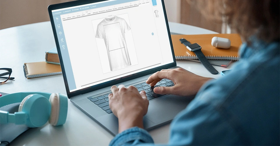 Kundin gestaltet ein Organic-Shirt am Laptop per Online-Gestalter
