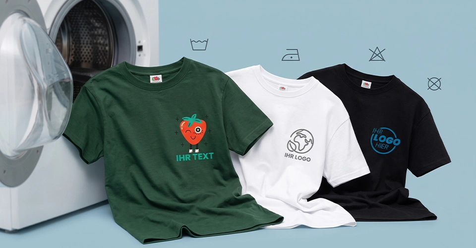 Individuell gestaltete Kinder-T-Shirts neben einer Waschmaschine auf blauem Hintergrund