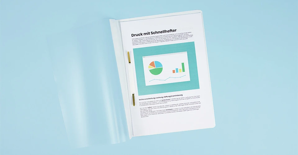Drucke mit Schnellhefter auf blauem Hintergrund