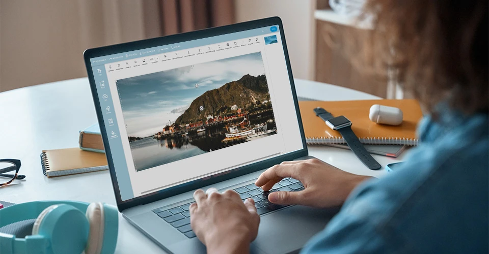 Kundin am Laptop konfiguriert Foto auf Holz per Online-Gestalter
