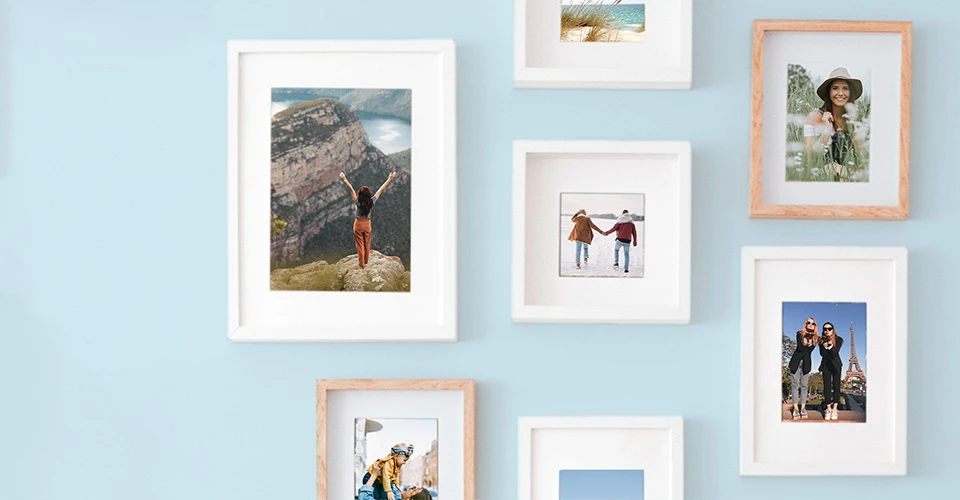 Mehrere gerahmte Fotoabzuege auf blauem Hintergrund