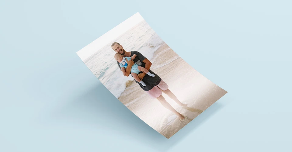 Fotoabzug mit Mann am Meer mit Kind auf Arm