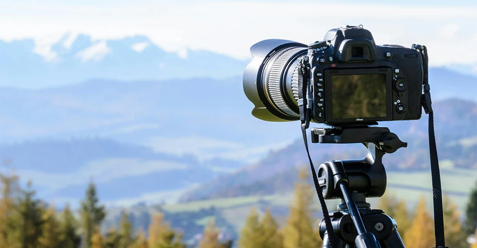 Kamera auf Stativ auf Landschaft ausgerichtet