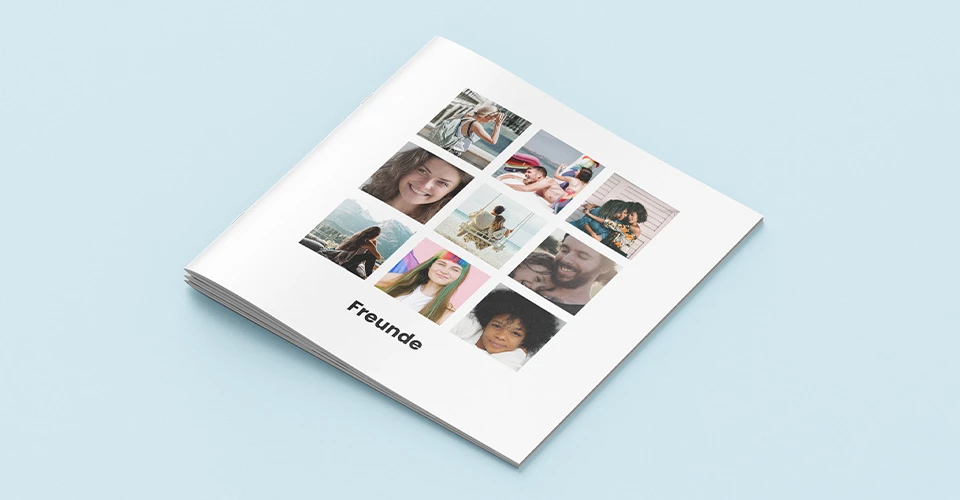 Fotoheft mit Rückstichheftung auf blauem Hintergrund