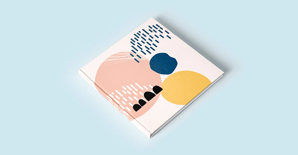 Quadratisches Fotobuch mit selbst gestaltetem Cover
