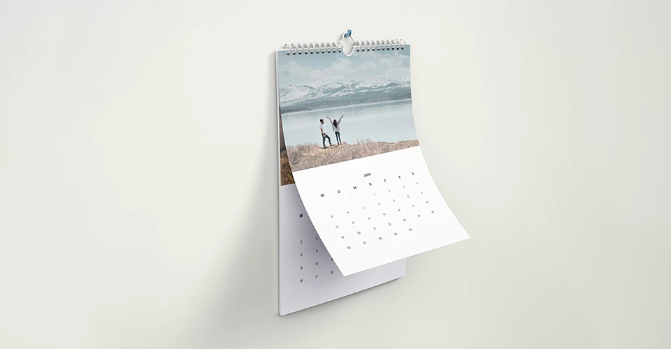 Wandkalender mit Beispieldruck an Wand