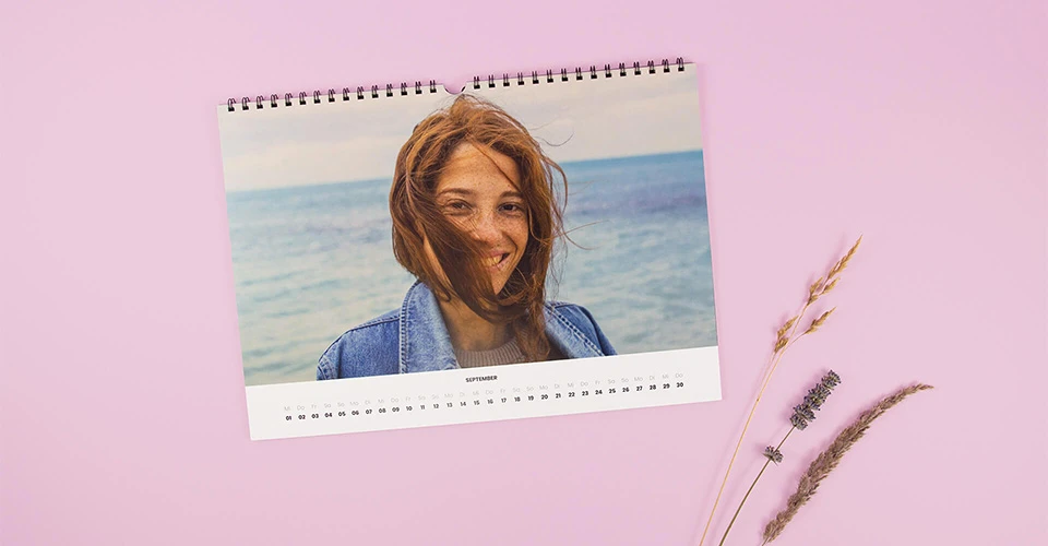Wandkalender im Querformat mit Beispiel-Druck einer jungen Frau am Meer