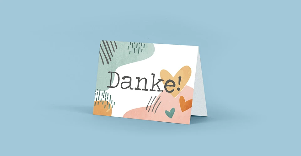 Klappkarte mit Danke-Aufdruck auf blauem Hintergrund