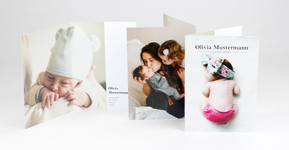 Klappkarte mit Baby-Motiven auf weißem Hintergrund
