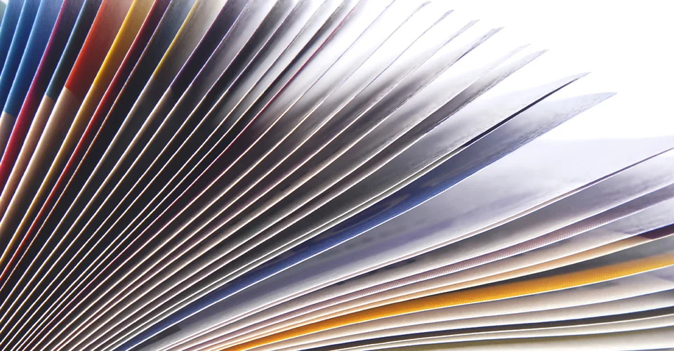Verschiedene Papiersorten aufgefächert