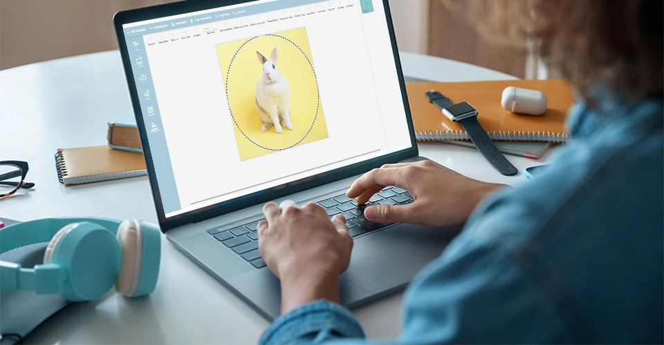 Kundin gestaltet Aufkleber am Laptop mit Online-Gestalter