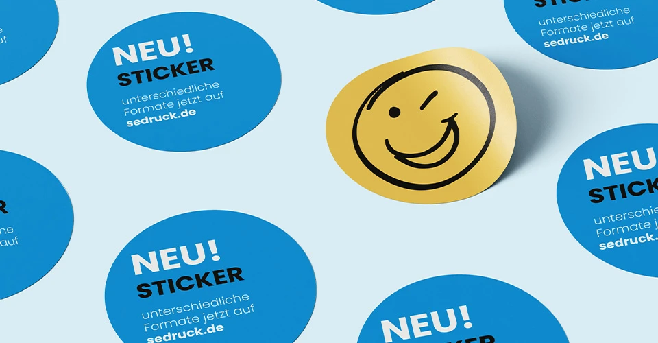 Mehrere runde Aufkleber auf blauem Hintergrund