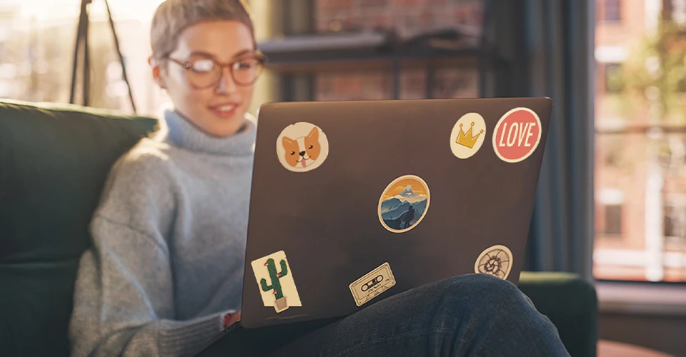 Verschiedene Aufkleber auf Laptop