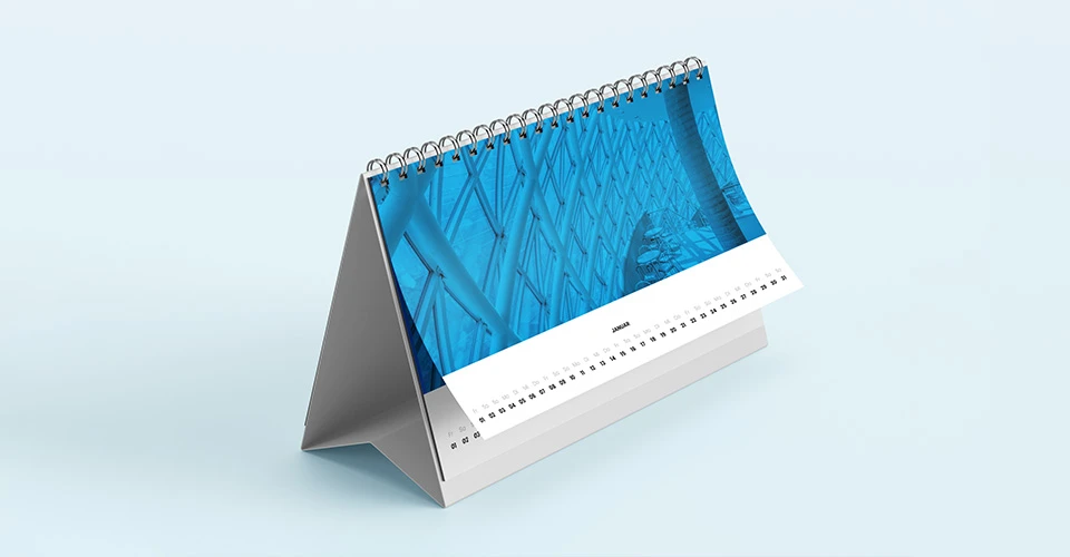 Tischkalender auf blauem Hintergrund
