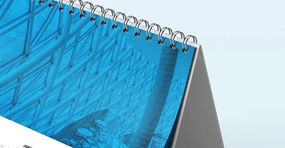 Tischkalender im Detail auf blauem Hintergrund