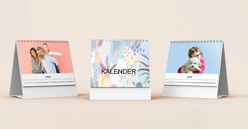 Drei individuell gestaltete Tischkalender nebeneinander auf beigem Hintergrund