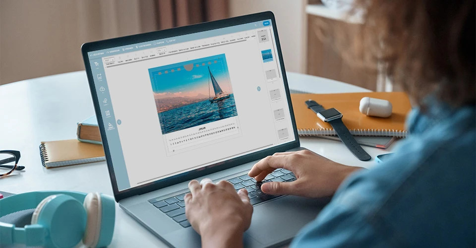 Kundin erstellt Tischkalender am Laptop per Online-Gestalter