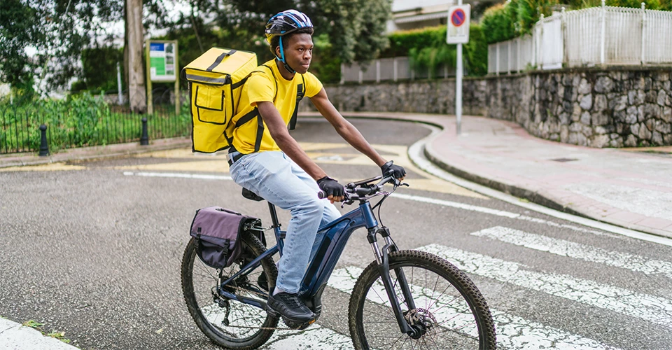 Fahrrad-Kurier auf Straße