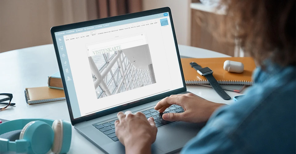 Kundin erstellt Vistenkarten per Online-Gestalter an ihrem Laptop