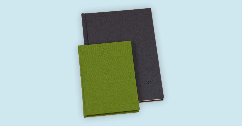 Wochenplaner in Din A5 und A6 als Hardcover und Leineneinband auf blauem Hintergrund