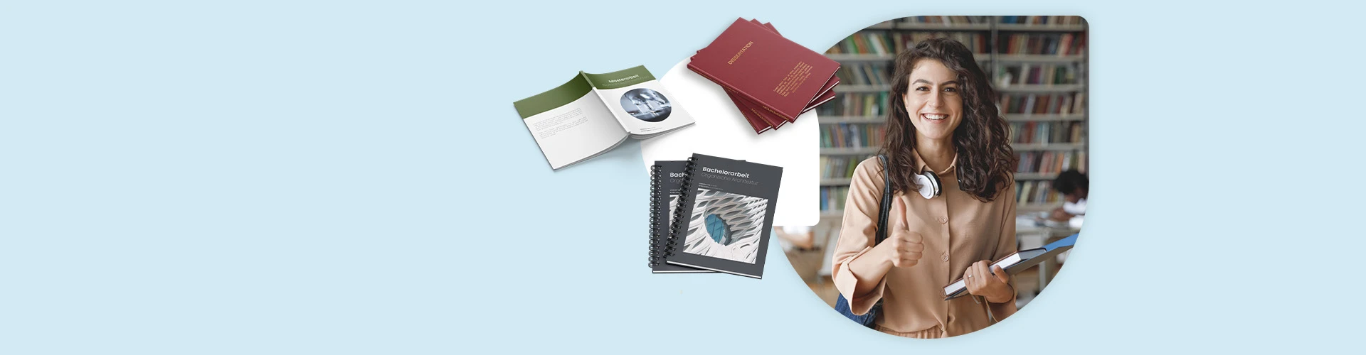 Junge Studentin mit Buch zeigt Daumen hoch neben Abschlussarbeiten als Hardcover, Ringbuch und Softcover