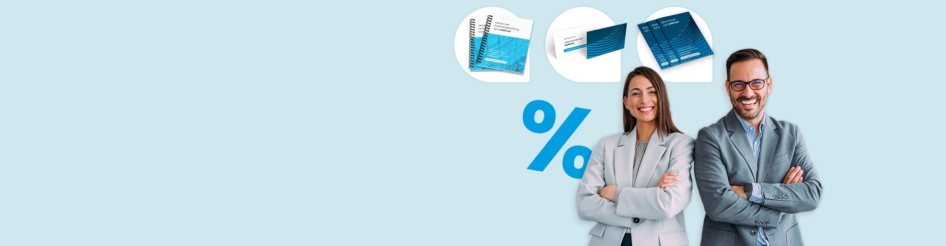 Business-Preise und Business-Druck-Produkte - Mann und Frau in Business-Kleidung stehen Seite bei Seite und lächeln freundlich