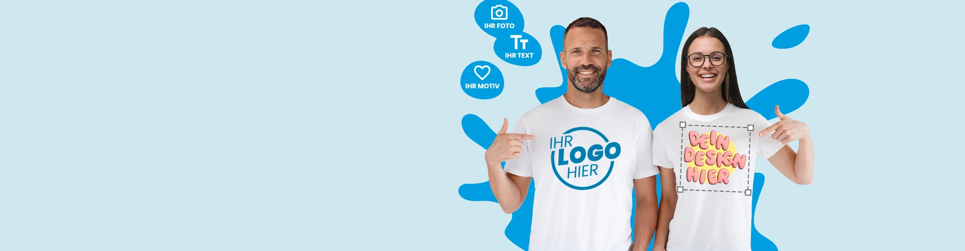 Mann und Frau mit bedruckten T-Shirts vor grafischem blauen Farbklecks