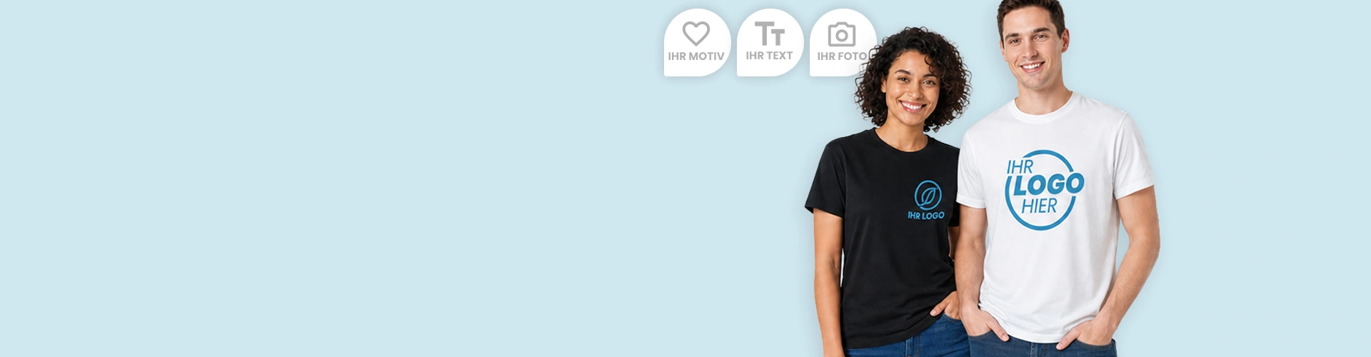 Mann und Frau mit individuell bedruckten Logo T-Shirts auf blauem Hintergrund