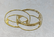 Prägung auf Hochzeitsbuch mit weißem Glanzstoff - goldene Trauringe mit 3-D-Effekt